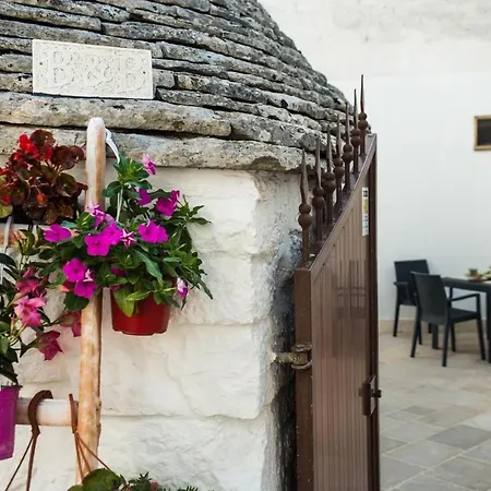 Πανσιόν Trulli Family - Trulli&cummerse 2*